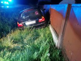 Kierujący BMW wjechał w ogrodzenie i zbiegł