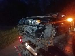 Kierujący BMW wjechał w ogrodzenie i zbiegł