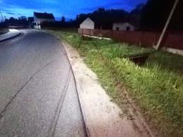 Kierujący BMW wjechał w ogrodzenie i zbiegł