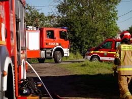 Duża akcja gaśnicza w Raskach: Ogień przydomowych zabudowań