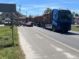 Zderzenie osobówki z ciężarówką na DW 454 w miejscowości Kup