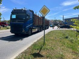 Zderzenie osobówki z ciężarówką na DW 454 w miejscowości Kup