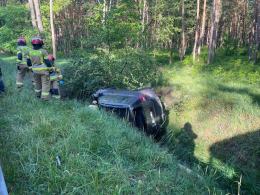 Wypadek na DW426: Samochód osobowy wypadł z drogi
