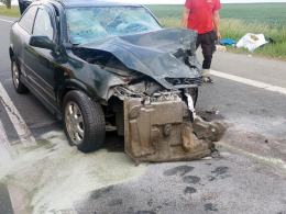 Zderzenie czołowe dwóch aut. Dwie osoby w szpitalu