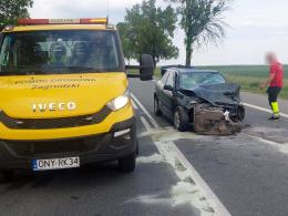 Zderzenie czołowe dwóch aut. Dwie osoby w szpitalu