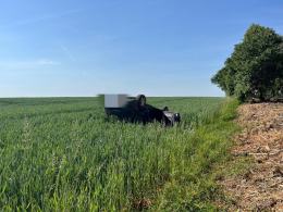 Dachowanie chryslera w polu. Nietrzeźwy kierowca zaszył się w krzakach