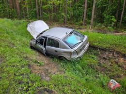 Kierowca stracił panowanie nad pojazdem i wylądował w rowie