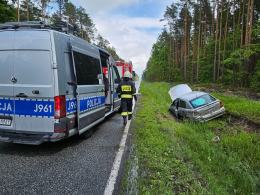 Kierowca stracił panowanie nad pojazdem i wylądował w rowie