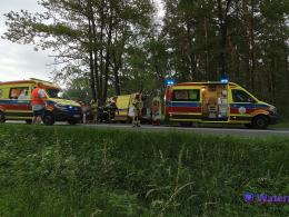 DK 45: Ambulans przewożący pacjenta rozbił się na drzewie