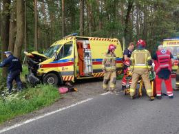 DK 45: Ambulans przewożący pacjenta rozbił się na drzewie