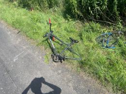 Zderzenie motocyklisty z rowerzystą. Dwie osoby w szpitalu