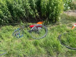 Zderzenie motocyklisty z rowerzystą. Dwie osoby w szpitalu
