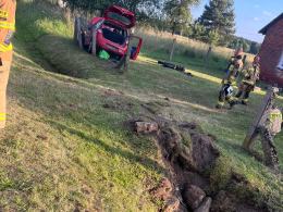Wypadł z drogi i uderzył w słup na prywatnej posesji