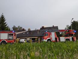 Pożar poddasza. Na dachu była instalacja fotowoltaiczna