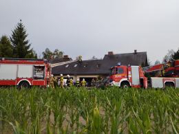Pożar poddasza. Na dachu była instalacja fotowoltaiczna