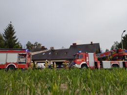 Pożar poddasza. Na dachu była instalacja fotowoltaiczna
