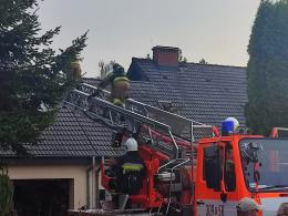 Pożar poddasza. Na dachu była instalacja fotowoltaiczna
