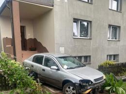 Młody kierowca zakończył jazdę w ogrodzie