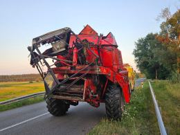 Akcja ratownicza w Starych Kolniach: kombajn wpadł do rzeki Stobrawa