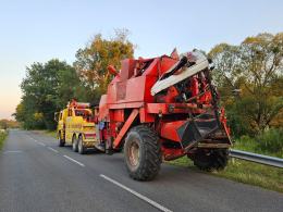 Akcja ratownicza w Starych Kolniach: kombajn wpadł do rzeki Stobrawa
