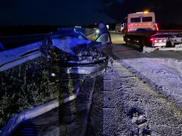 Wypadek na A4: Samochód osobowy najechał na tył naczepy ciężarówki