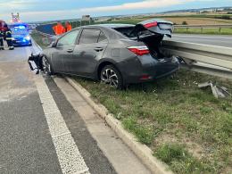 Wypadek na A4: Samochód osobowy najechał na tył naczepy ciężarówki
