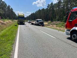 Zderzenie busa przewożącego butle gazowe z ciężarówką na DK45