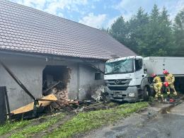 Kotlarnia: Tir wjechał w dom