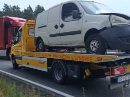 Zdarzenie drogowe na DK42: kierowca uderzył w drzewo