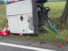 Zdarzenie drogowe na DK42: kierowca uderzył w drzewo