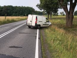 Zdarzenie drogowe na DK42: kierowca uderzył w drzewo