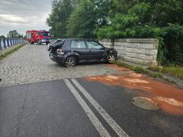 Dwa zdarzenia drogowe w powiecie opolskim: obaj kierowcy uderzyli w konstrukcje