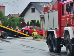 Dwa zdarzenia drogowe w powiecie opolskim: obaj kierowcy uderzyli w konstrukcje