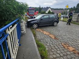 Dwa zdarzenia drogowe w powiecie opolskim: obaj kierowcy uderzyli w konstrukcje