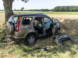 AKTUALIZACJA. 20-latka niestety zmarła. Wypadek na drodze powiatowej z Krzywizny do Rożnowa