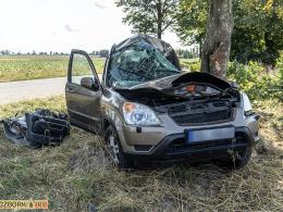 AKTUALIZACJA. 20-latka niestety zmarła. Wypadek na drodze powiatowej z Krzywizny do Rożnowa