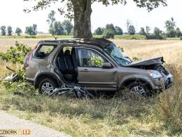 AKTUALIZACJA. 20-latka niestety zmarła. Wypadek na drodze powiatowej z Krzywizny do Rożnowa