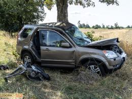 AKTUALIZACJA. 20-latka niestety zmarła. Wypadek na drodze powiatowej z Krzywizny do Rożnowa