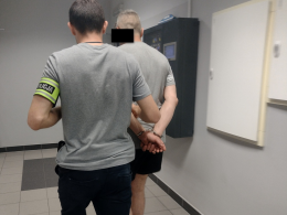 Para miłośników parkowania po pijaku: zaliczony słup i dwa samochody