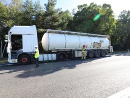 Wypadek na drodze krajowej 46 w Dąbrowie. Droga zablokowana