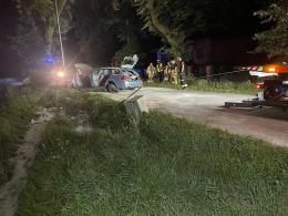 BMW rozbiło się na drzewie. 42-letni kierowca był pijany