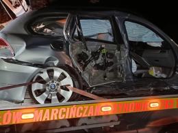 BMW rozbiło się na drzewie. 42-letni kierowca był pijany