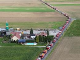 Dwukilometrowy sznur wozów strażackich na sygnale. Jechali dla Amelki