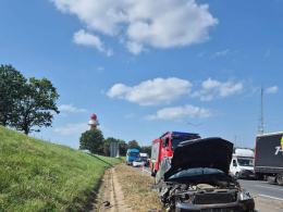 Kierowca zjechał z drogi i rozbił się na znaku drogowym