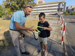 Akcja "Bezpieczna droga do szkoły": Rozdawali odblaski i edukowali uczniów