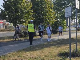 Akcja "Bezpieczna droga do szkoły": Rozdawali odblaski i edukowali uczniów