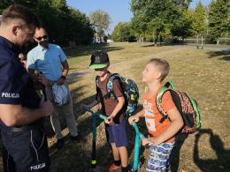 Akcja "Bezpieczna droga do szkoły": Rozdawali odblaski i edukowali uczniów