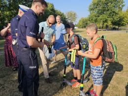 Akcja "Bezpieczna droga do szkoły": Rozdawali odblaski i edukowali uczniów