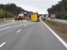 Wypadek na A4: Bus przewrócił się na bok