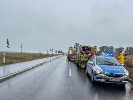 Wypadek na DW454: kierowca potrącił pracownika koszącego trawę
